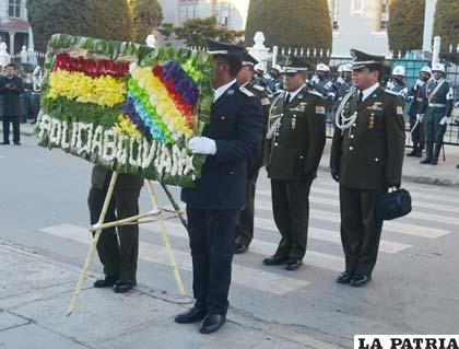 La Policía rinde su homenaje al aniversario patrio