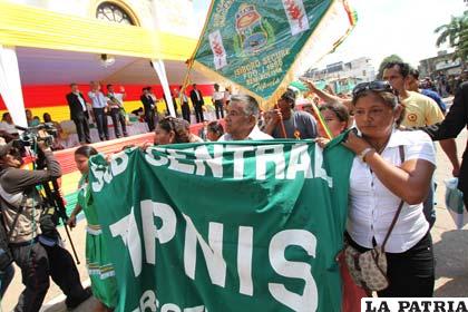 El dirigente Fernando Vargas al participar en el desfile en  homenaje al 6 de Agosto, en Beni /APG