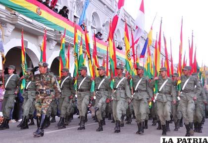 Premilitares saludan al altar patrio