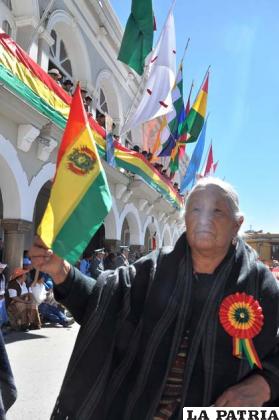 Las viudas de los beneméritos también expresan su amor por Bolivia