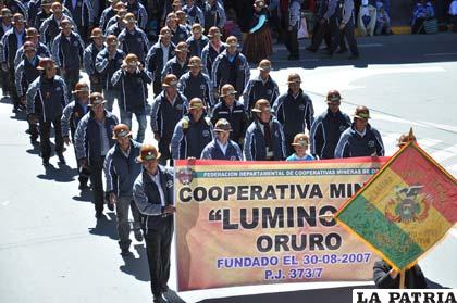 No podían faltar los mineros en el aniversario boliviano