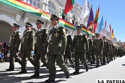 Oficiales de la Policía Boliviana 
rinden homenaje a la Patria