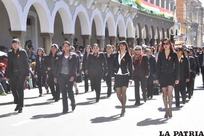 Personal femenino de la Gobernación que acudió al desfile cívico
