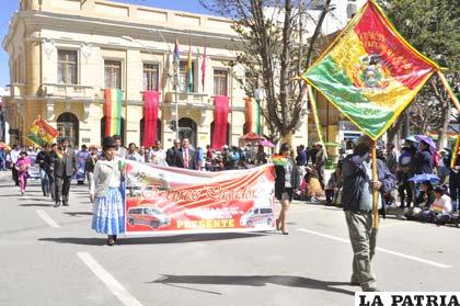 Asociación de Transporte Express Pagador recibió el aplauso del público que presenciaba el desfile