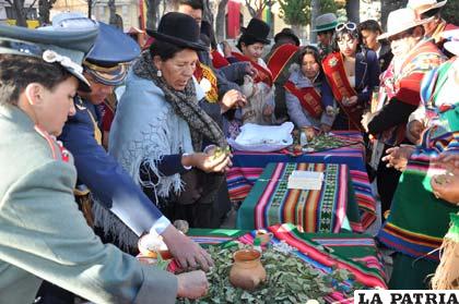 Una faceta de la ceremonia interreligiosa realizada en la plaza 10 de Febrero