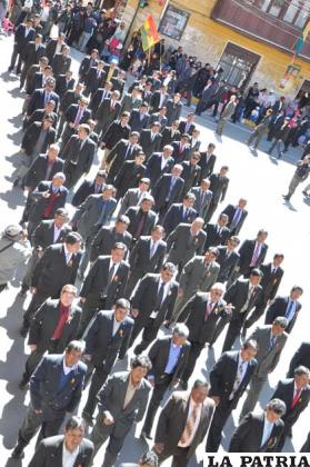Funcionarios del municipio lucieron la escarapela en el pecho