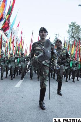 La elegancia de una oficial militar