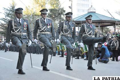 Autoridades militares rinden su homenaje a Bolivia