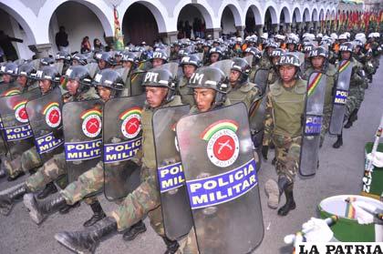 Efectivos de la Policía Militar con paso de parada