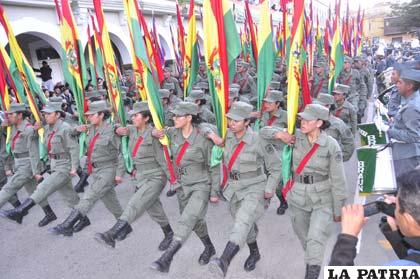 Premilitares forman un bosque de banderas tricolores