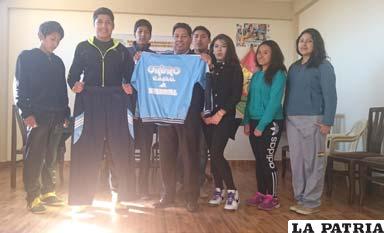 Tejerina hace la entrega de los uniformes a los seleccionados