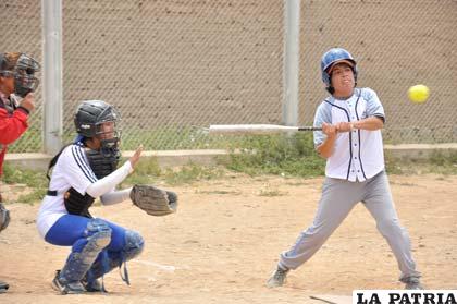 Deportistas orureñas que practican el softbol