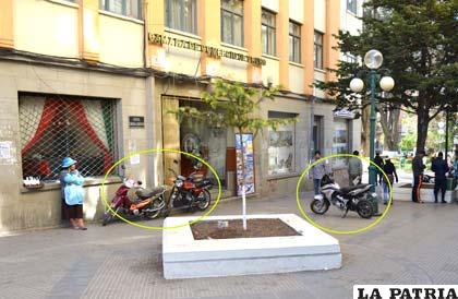 Algunas de las motos que habitualmente se estacionan en el pasaje Guachalla