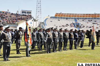 Autoridades militares rinden homenaje a los 190 años de las Fuerzas Armadas