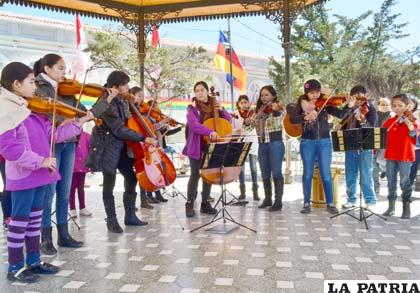 Ensamble Suzuki mostró el talento de sus integrantes en la plaza 10 de Febrero