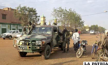 Militares malienses patrullan las calles de Mopti en busca de yihadistas /PURANOTICIA.CL