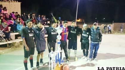 El equipo de la Promoción 2012 que lograron el título 