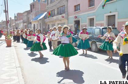 Vecinos periurbanos muestran sus danzas y costumbres
