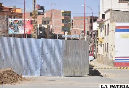 El pasillo entre la calamina y los muros de las viviendas está al lado derecho