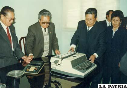 En junio de 1997 recibiendo en donación equipo de oficina junto al autor de la nota