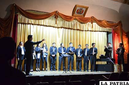 Actuación de la Cantoría Juvenil de Santa Cruz de la Sierra en Oruro