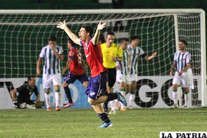 Alonso y Porras celebran el primer gol de Nacional /APG