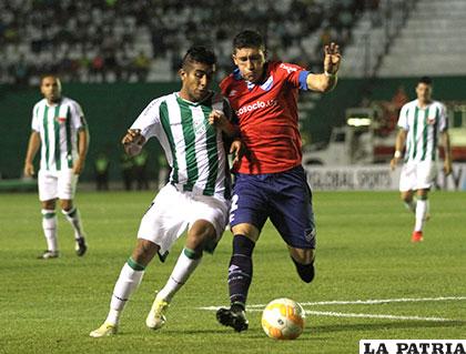 La acción del partido que se 
disputó anoche en Santa Cruz /APG
