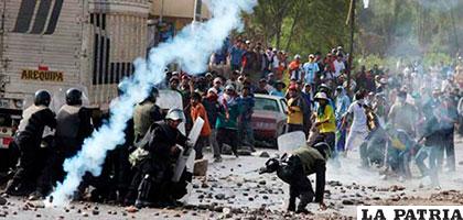 Enfrentamientos entre policías y mineros en Perú /2001.com.ve
