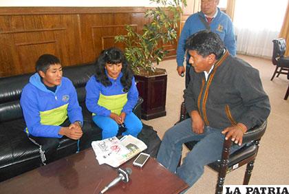 Vidal Basco y Nemia Coca junto al gobernador Vásquez