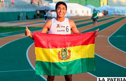 Vidal Basco Mamani con la tricolor nacional en Canadá