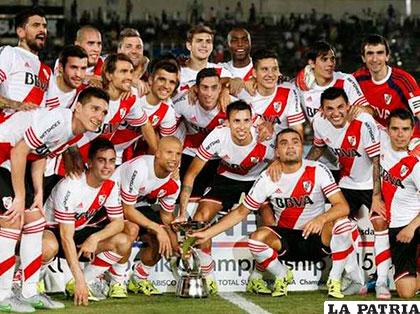 Jugadores de River con el trofeo en alto /ole.com