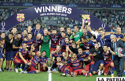 Los jugadores de Barcelona con el trofeo de campeones de la Supercopa /as.com