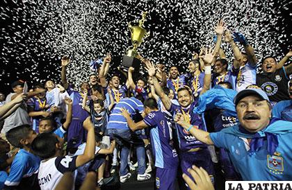 El festejo de los jugadores e hinchas de Blooming /APG