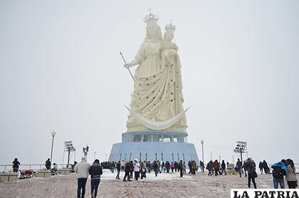 Cientos de personas subieron al monumento a  la Virgen del Socavón