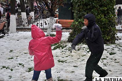 A pesar del frío los niños jugaron con la nieve