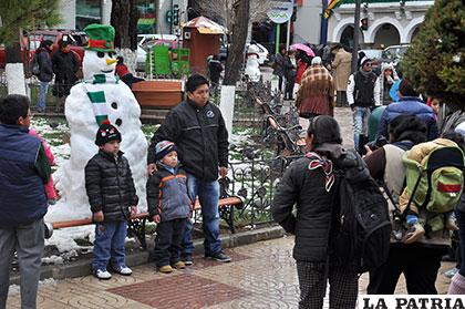 Familias aprovecharon para sacarse fotos junto a muñecos de nieve