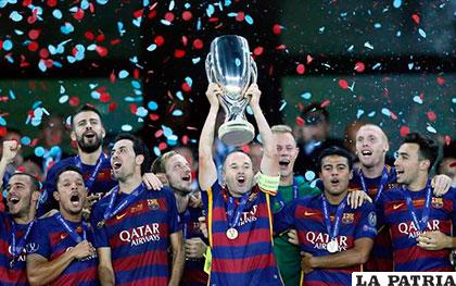 Iniesta, capitán de Barcelona con el trofeo en alto /elnuevoherald.com