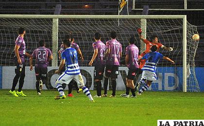Matías Mirabaje que hizo tres goles en el partido, anota el primero
de tiro libre