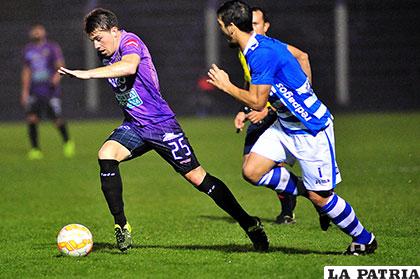 Federico Flores (Real Potosí) intenta avanzar con balón dominado