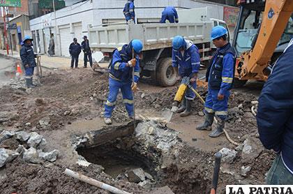 Maquinaria y mucho personal desplegó SeLA Oruro para solucionar rotura de tubería