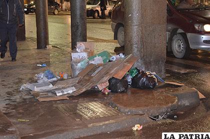 La basura, anoche, en una esquina de la plaza 