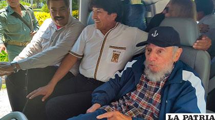 El Presidente Evo Morales (centro), el presidente de Venezuela Nicolás Maduro (izq.) y el presidente vitalicio de Cuba, Fidel Castro (der.)