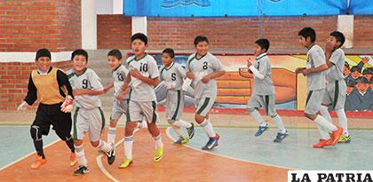 Vuelta olímpica de los integrantes del equipo de Jorge Oblitas