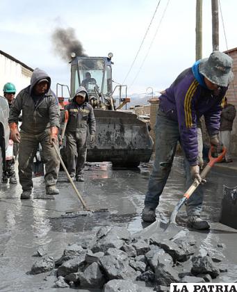 Mineros tratan de levantar los residuos provocados por el taponamiento /APG