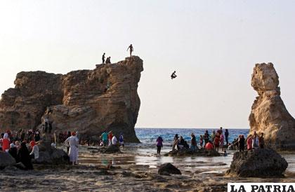 Ciudadanos egipcios visitan la roca de Cleopatra para refrescarse