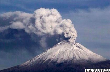 Volcán Cotopaxi en Ecuador, que ha registrado explosiones con emisión de ceniza