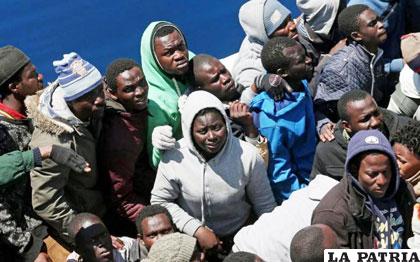 Grupo de inmigrantes que esperan ser rescatados