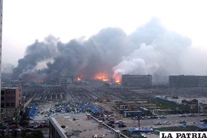Vista general de la destrucción tras las explosiones en el área del puerto en Tianjin (China)