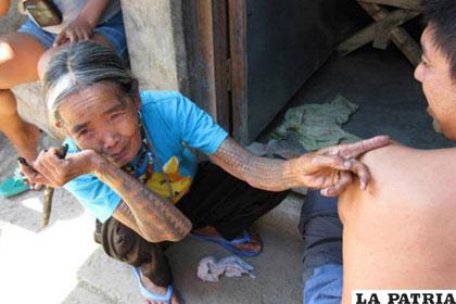 Whang-od, una anciana de 92 años es una de las famosas tatuadoras en Filipinas 