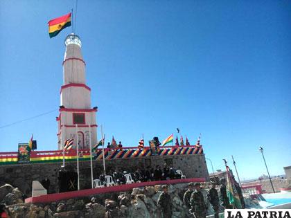 La Bandera Boliviana flamea en el Faro del Conchupata